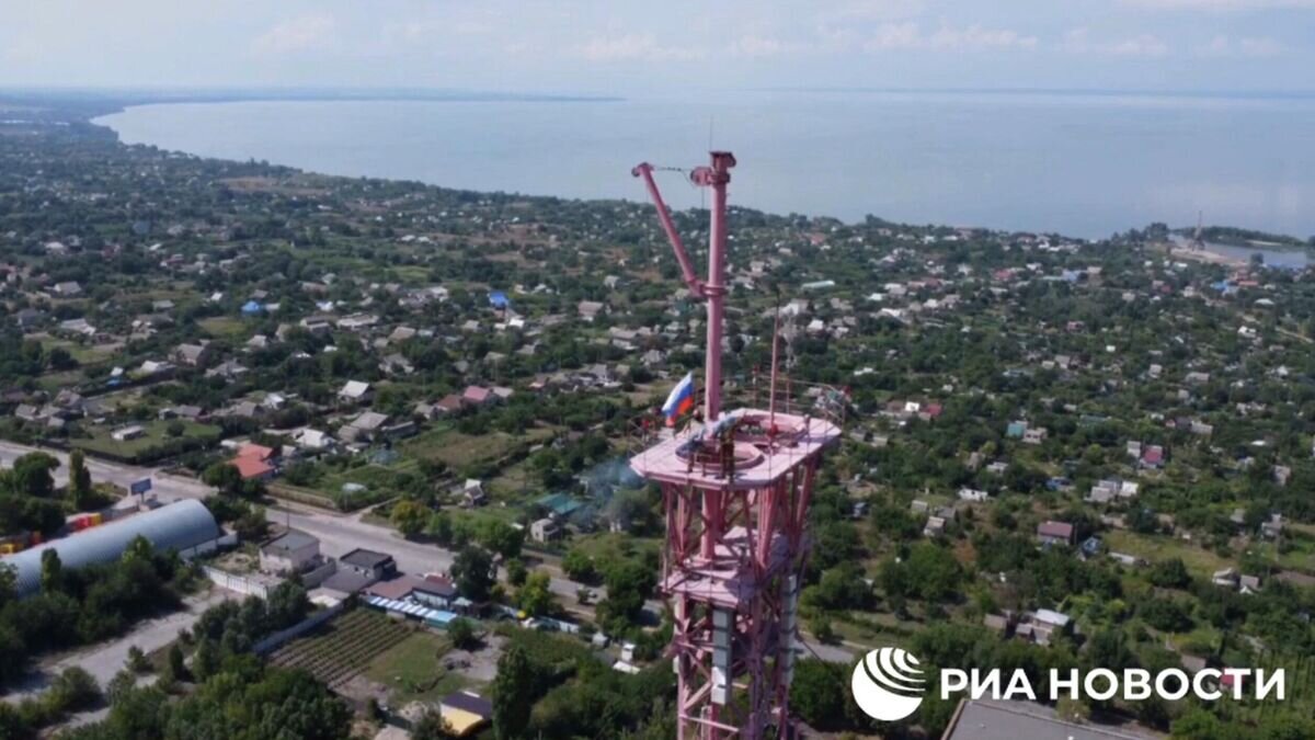    Российский триколор установили на телевышке в городе Днепрорудное в Запорожской области