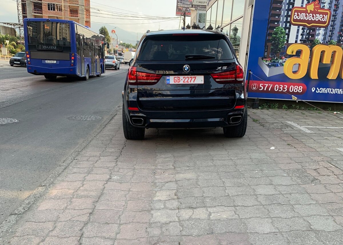 Вот примерно так везде. Гении парковки.