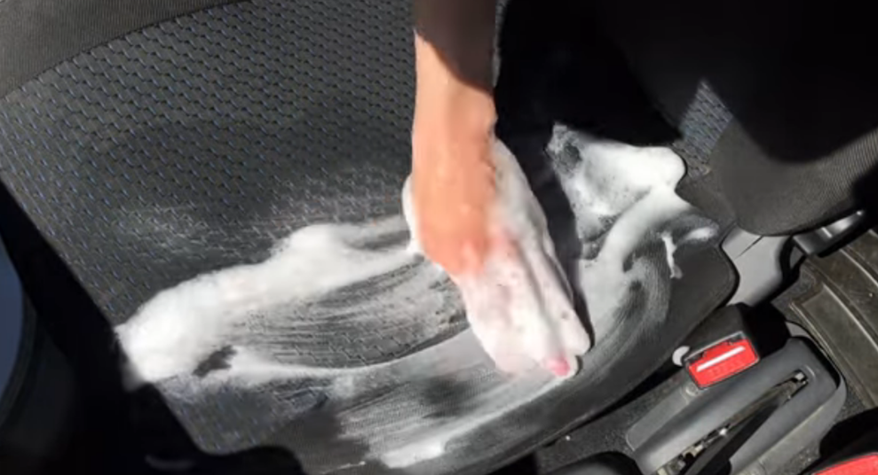 Как почистить сиденья в машине