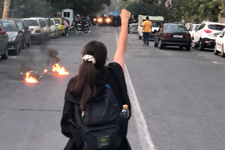    Массовые протесты начались в Иране 17 сентября. Волнения вспыхнули сначала в городе Секкез на западе страны, где похоронили 22-летнюю Махсу Амини, а затем в Тегеране и Сенендедже — столице провинции Иранский Курдистан