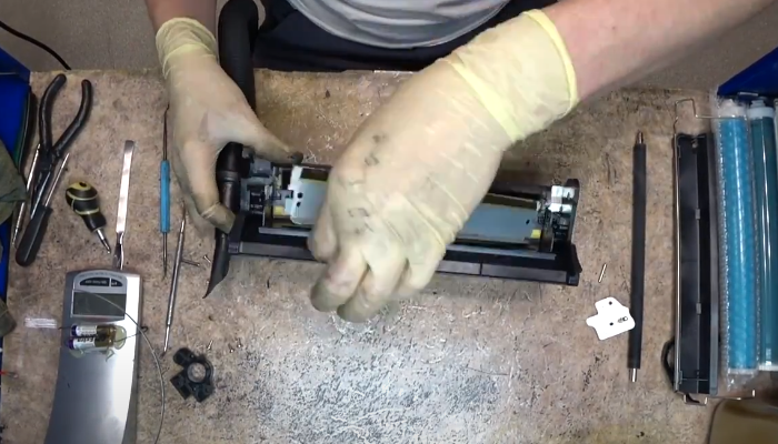 Фото 56. Смазываем тальком кромку дозирующего лезвия и возвращаем его на место