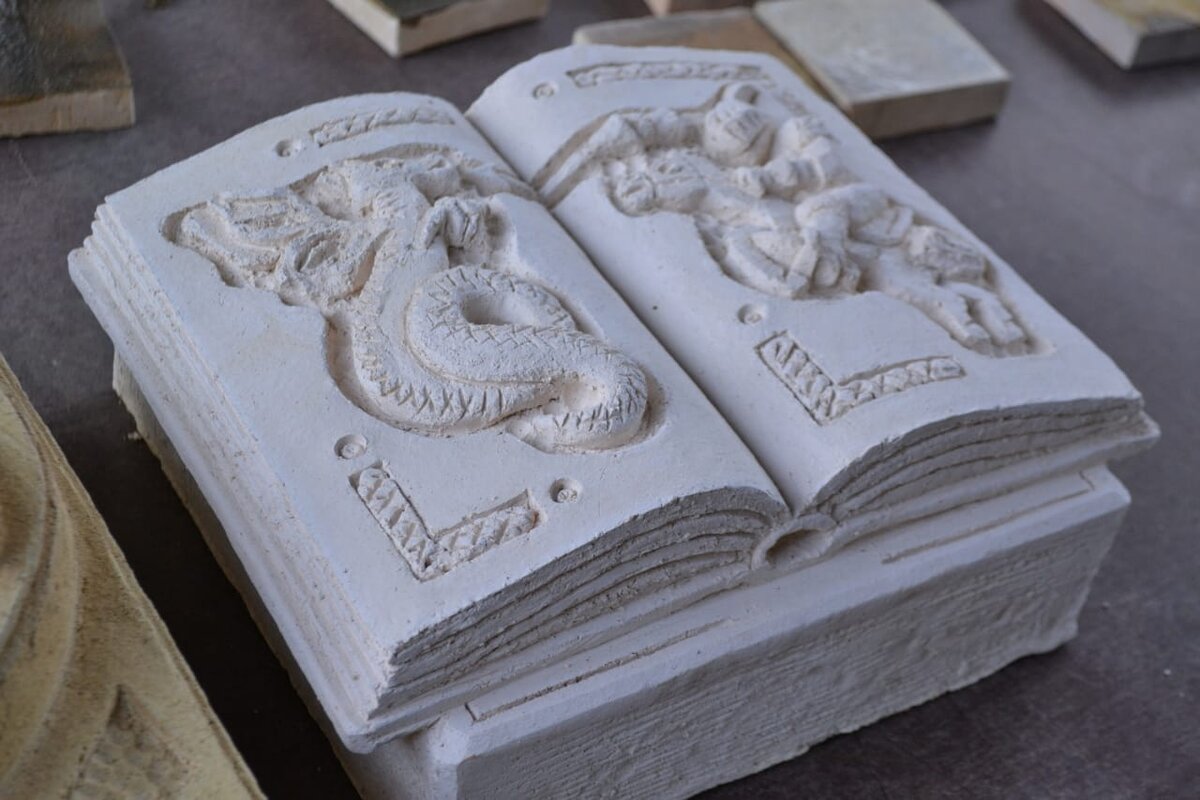 Изразец "Книга о Рыцаре и Драконе". Предназначен для вертикальной кирпичной кладки  - для стены или печи.