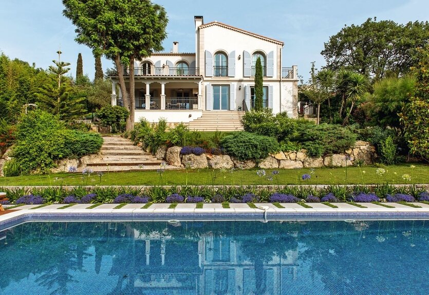 Гармоничное сочетание ландшафта и архитектуры — результат кропотливой работы автора проекта. Сад оснащён подземным резервуаром для дождевых стоков, индивидуальной септической системой, а также системой дренажа и автополива.