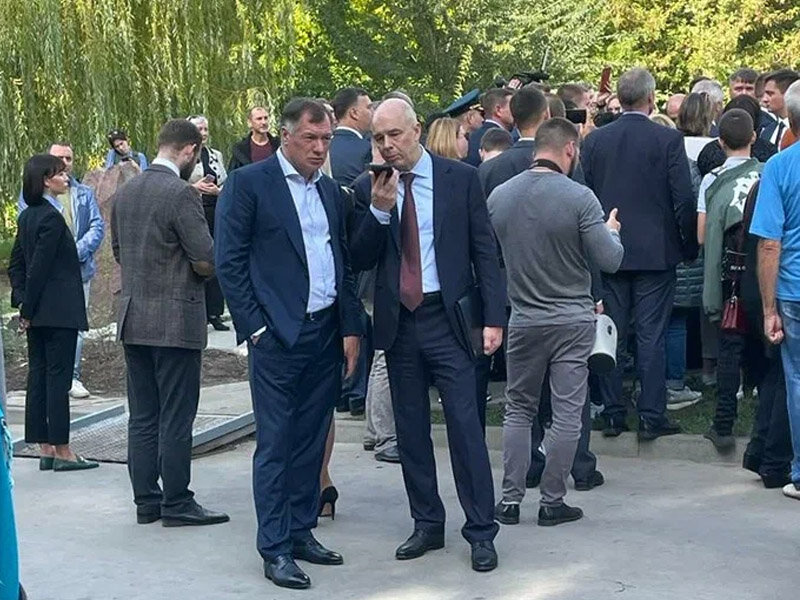 На фото десант из Федерации, где в массовке участвует глава местной администрации