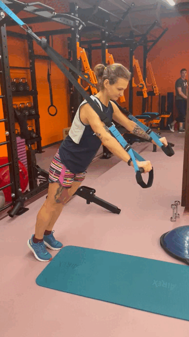 Следите за положением вашего тела, не нужно прогибаться слишком сильно.