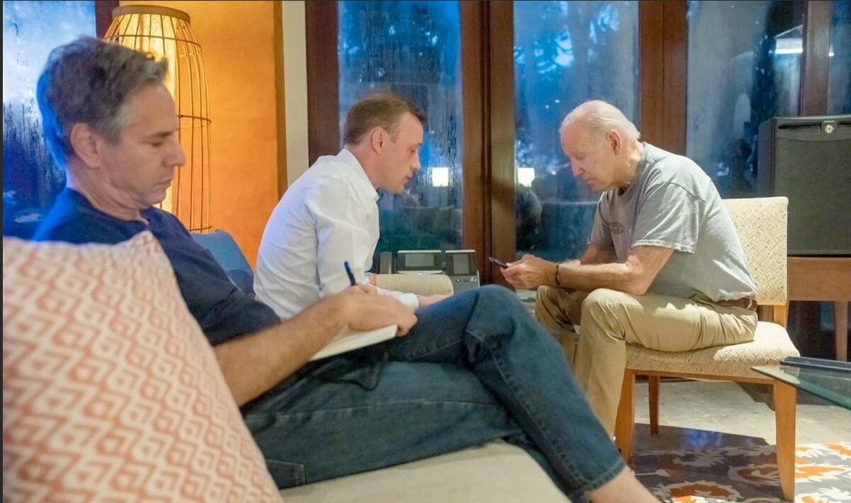 Байден звонит в Варшаву в 5:30 утра.