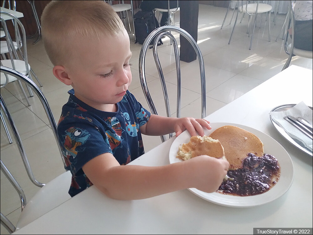 Беларусь - Зашли в столовую в лесу. Наш обед за 22 рубля БР посреди Пущи