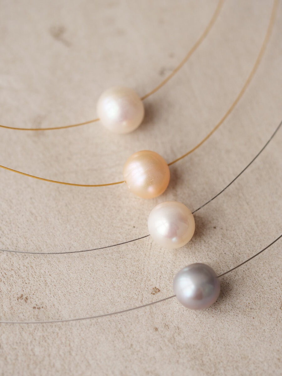 Красивые натуральные жемчужины на колье-невидимках бренда NOIMA