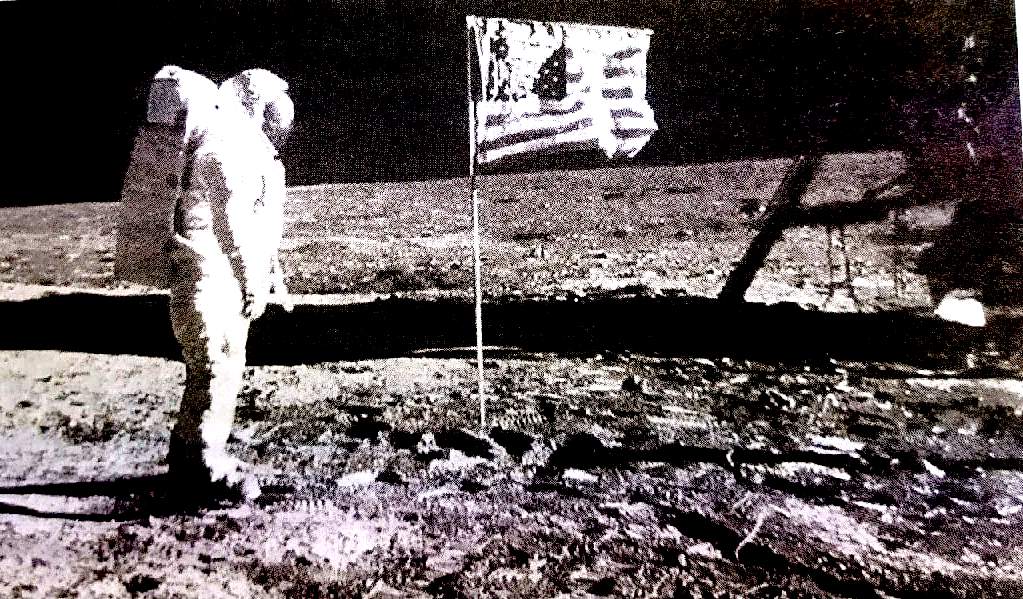 Фото было использовано в качестве иллюстрации к материалу в учебнике «Мир в XX веке» (Издательство ООО «Дрофа», 2000 год). Переснято автором на телефон.