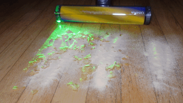 Изображение: Dyson. Лазеры Dyson V12 выявляют даже трудноразличимую грязь, пыль и волосы, так что вы никогда не пропустите ни одного пятнышка