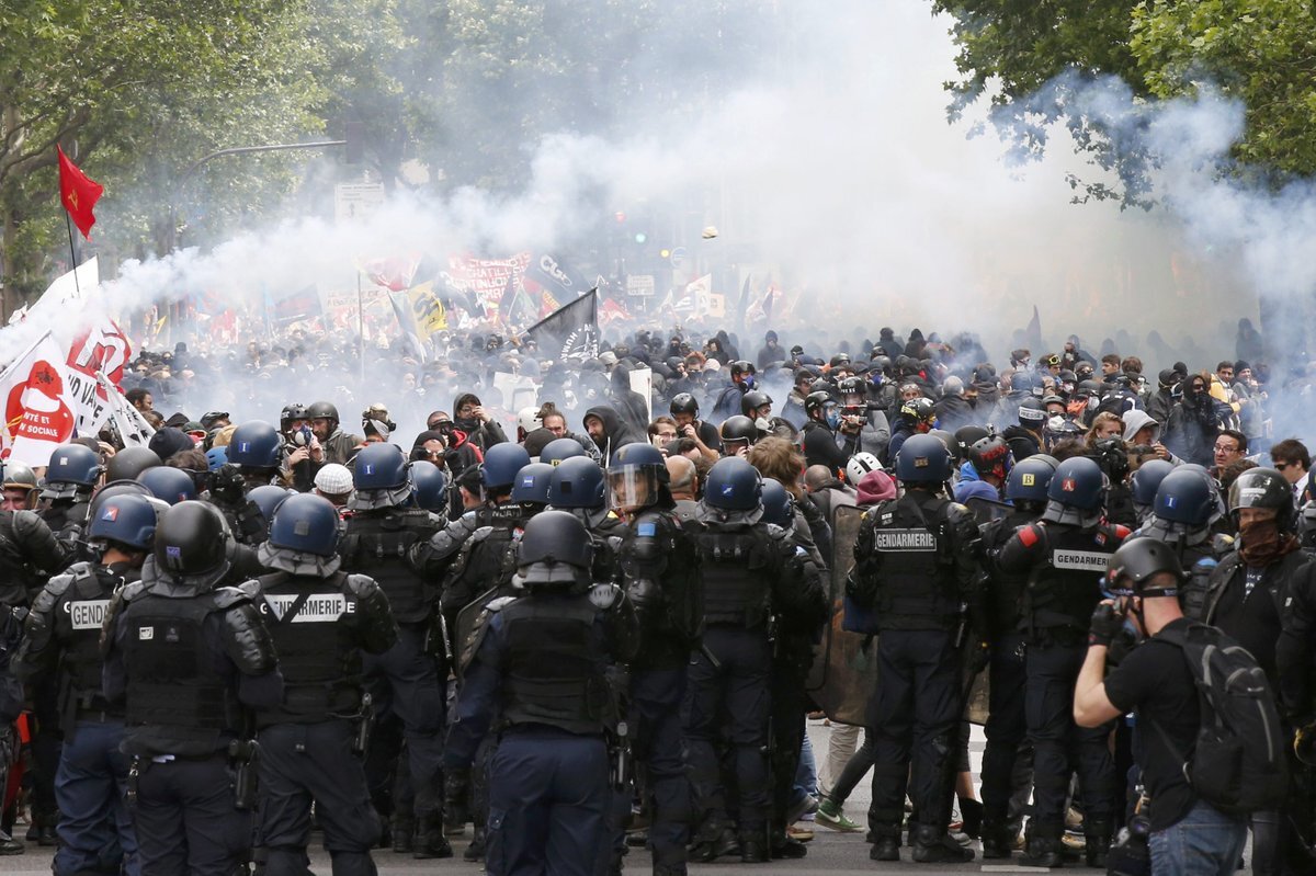Разгон митинга во франции