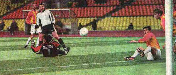 «Торпедо» - «Алания» (Владикавказ) - 2:0. Торпедовец Александр Ширко (в белом) открывает счёт.