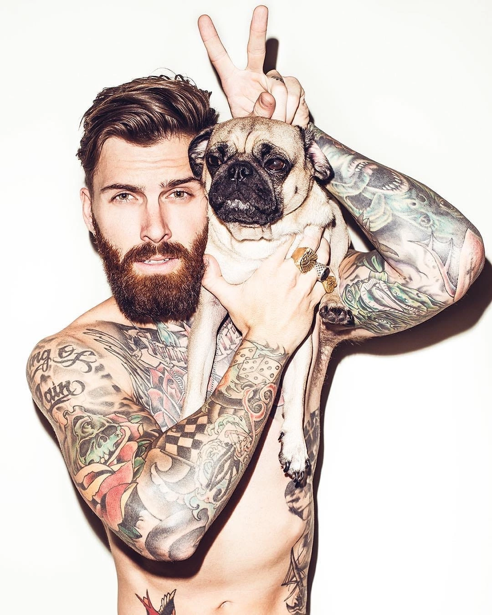 На фото прототип персонажа Логана Миллера, модель и певец Леви Сток, фото со стоков.