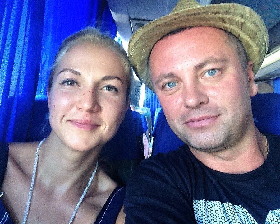 А это уже мы в автобусе из аэропорта албанской Тираны едем в город