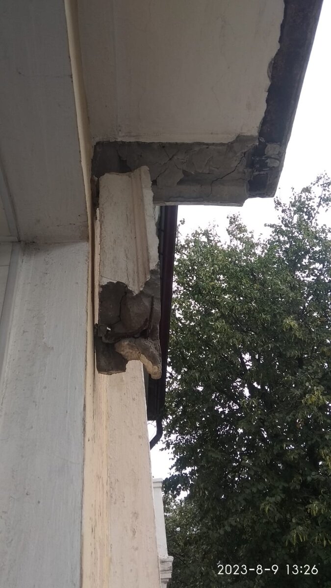    Кто уберет висюльку: в центре Брянска на 4-м этаже дома с ЗАГСом повис на соплях балкон avchernov