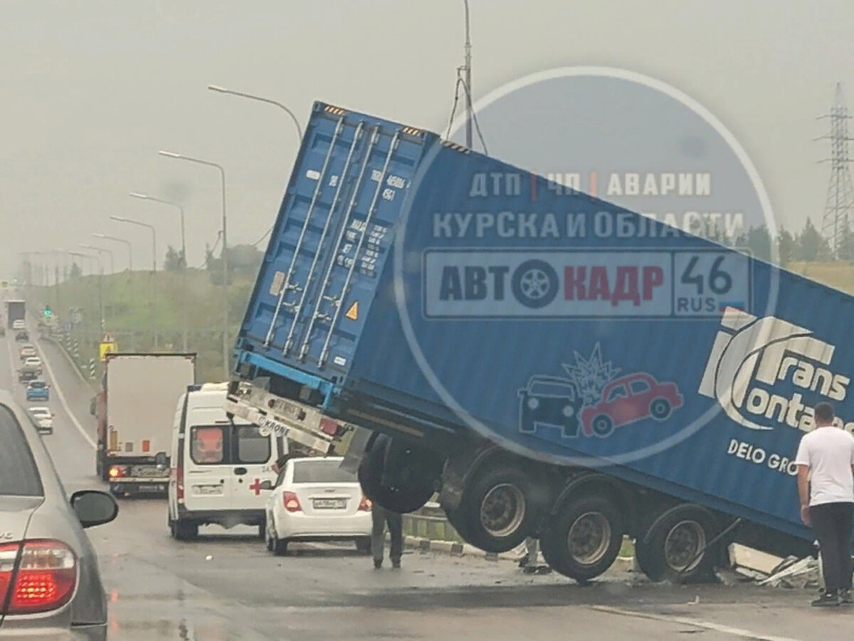    В Курске вылетевшая в кювет фура второй день перегораживает дорогу