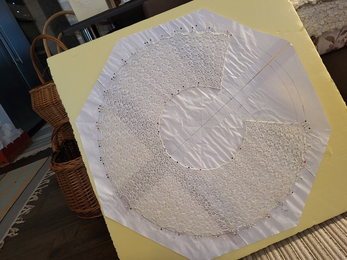 Это воротничок, растянутый по выкройке на подложке.