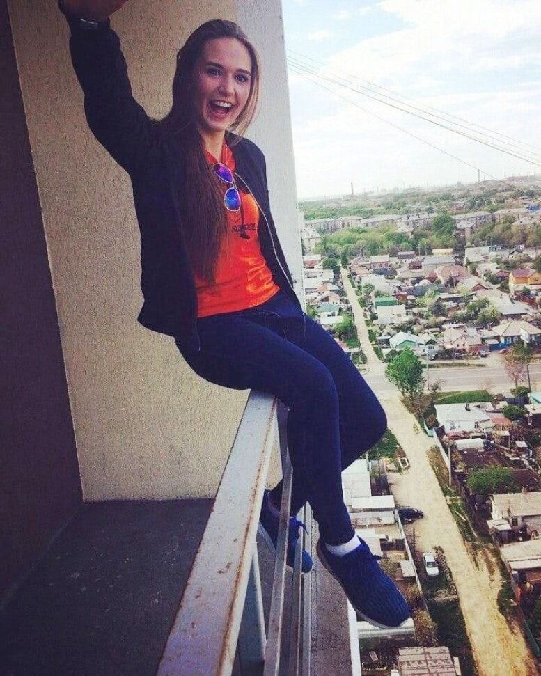    Юлия Михайлова часто сидела на перилах многоэтажекСоцсети