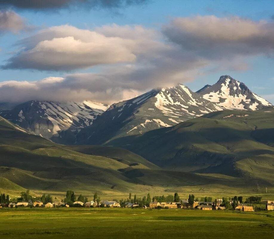 По преданию, гора Арагац приходится родной сестрой Арарату. Однако некогда родственницы рассорились и с тех пор навеки расстались. 
Само название Арагац обычно понимают как "дом Ара" – жилище армянского бога солнца (Ар).

В национальном сознании армян Арагац с его четырьмя вершинами неизменно занимает второе место после Арарата. Ибо, тени его также росла и крепла древняя армянская государственность.