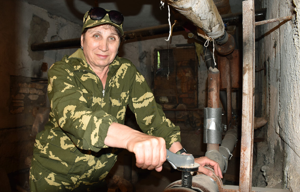 Устранить неисправность в доме Татьяна Мельник может не хуже сантехника. Фото Светланы КИЛБЫ.