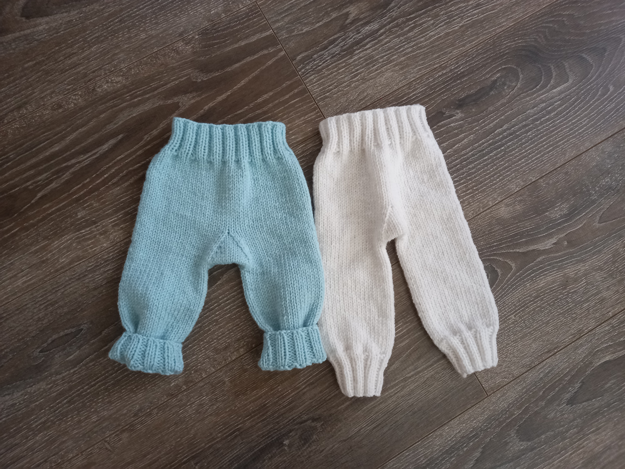 Самый простой вариант вязаных для малыша штанишек для начинающих