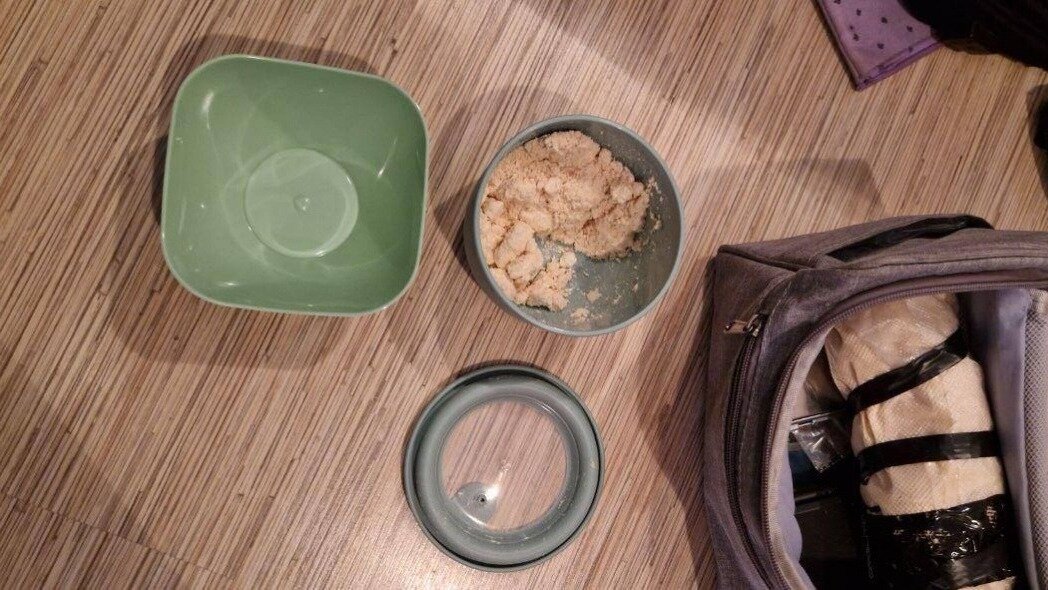     В Шахтах Ростовской области полицейские задержали двух мужчин и девушку, подозреваемых в сбыте и обороте наркотиков, рассказали в УМВД по региону.