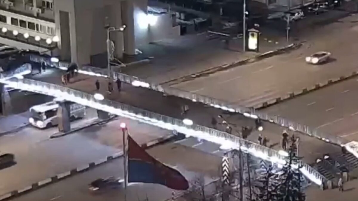     В суд направили уголовное дело футбольного фаната, который напал с ножом на подростка в центре Красноярска.