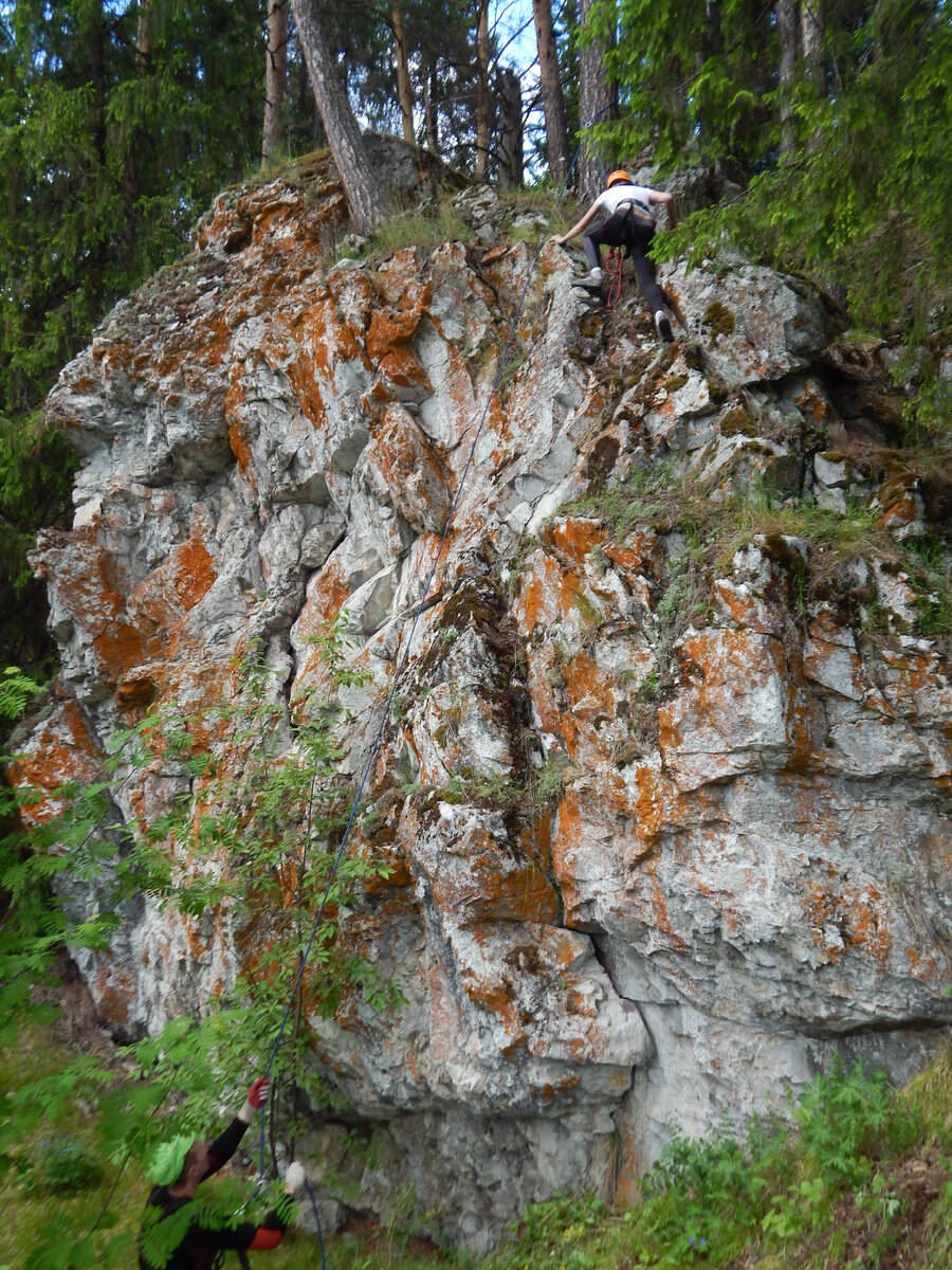 Высоту на этом фото видно, не высокая скала