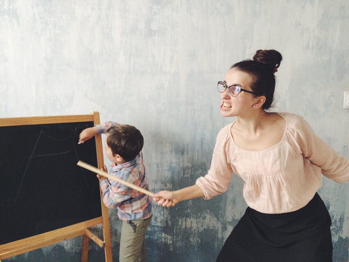 Строгая дама. Строгая учительница. Злая училка. Строгие учительницы наказывают. Строгая учительница.