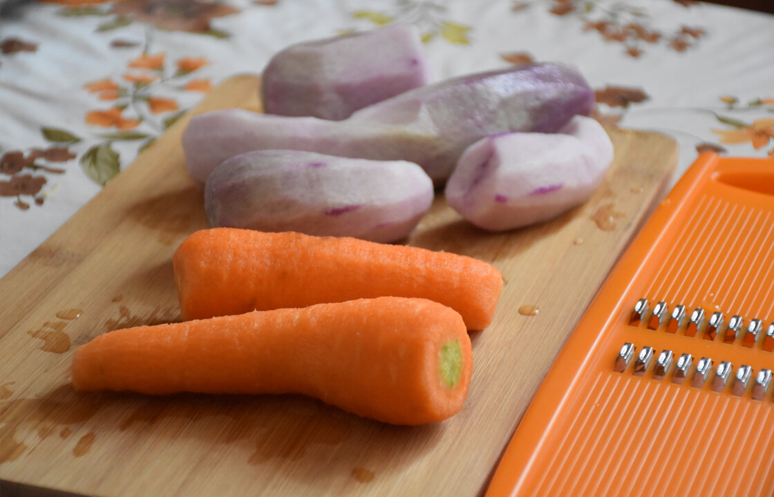 Очищенный дайкон и морковь