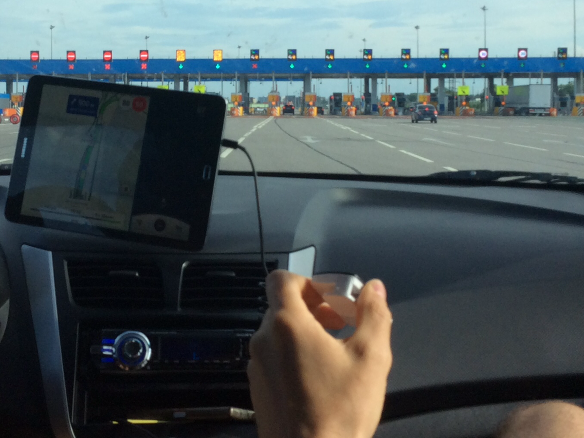 Иногда надо руками подносить его ближе к лобовому стеклу, чтобы шлагбаум открылся