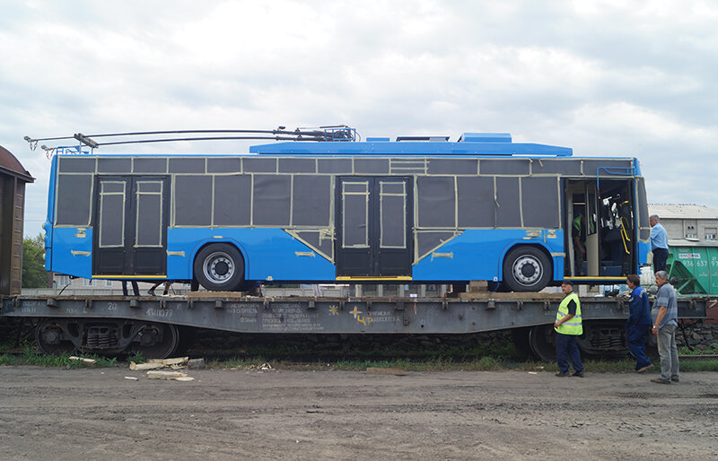 Троллейбус с завода в консервационной плёнке прибыл в Рубцовск. Фото с сайта МУТП г. Рубцовска.