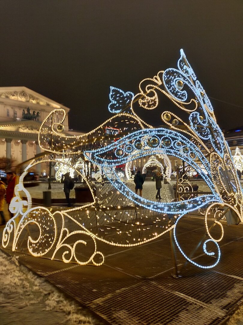 Театральная площадь изысканная в оформлении.