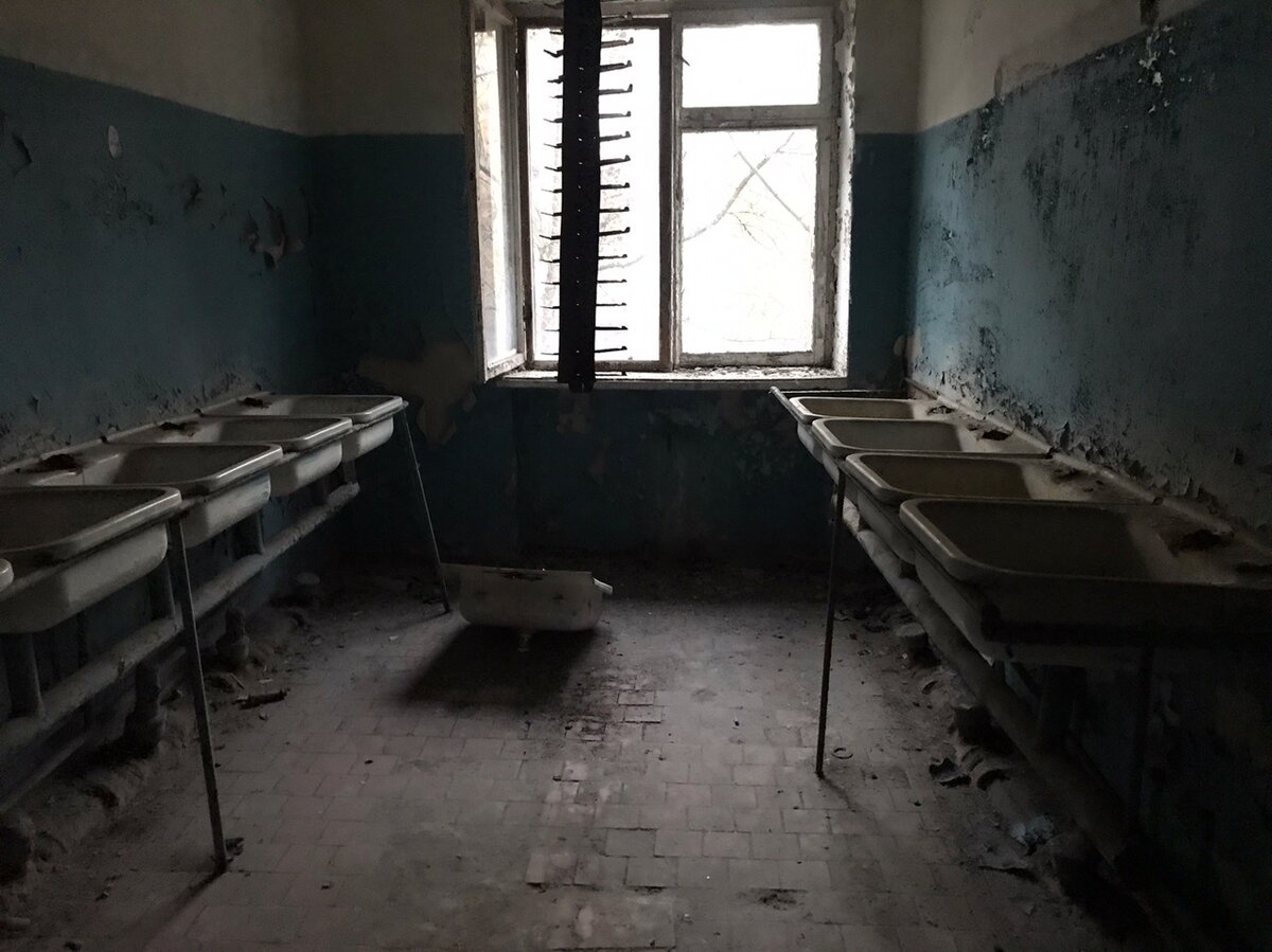 Самое старое заброшенное общежитие города Припять в наши дни. Как оно выглядит изнутри