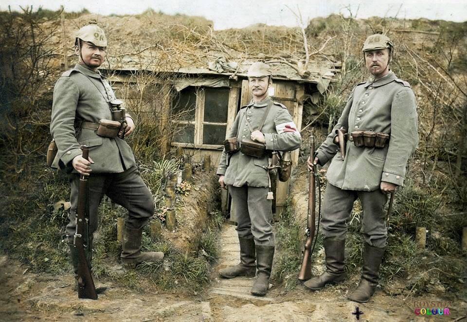 Немецкие солдаты позируют. Форма образца 1914 г.