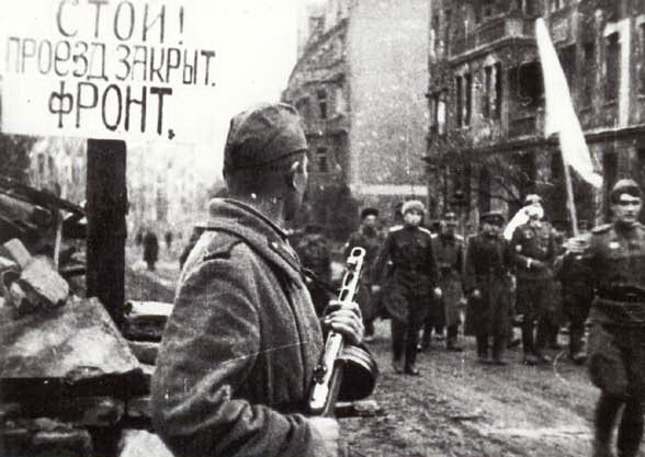 
Немецкие парламентёры идут на переговоры о сдаче города. 6 мая 1945 года.