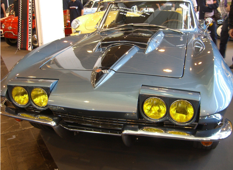 Автомобиль с отборным желтым в головных фарах