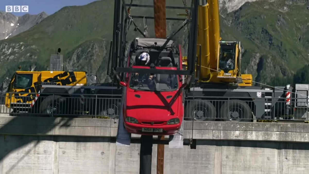 Тарзанка на автомобиле (фото BBC)