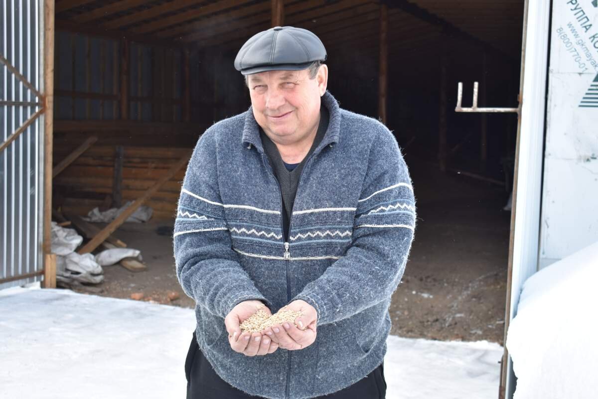 Сергей Корольков у зерносклада. Фото: Виктор Решетень/"Красноярский рабочий".