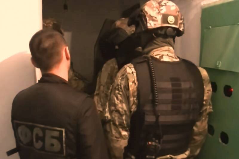 Оперативная группа сотрудников ФСБ перед обыском в квартире у джихадистов
