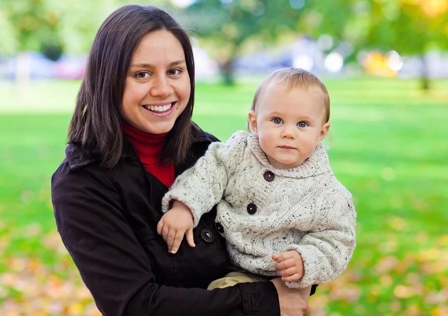 Приемные родители словно компенсируют барьеры в общении при помощи повышенного внимания и финансового вливания. / Фото: PublicDomainPictures / Pixabay