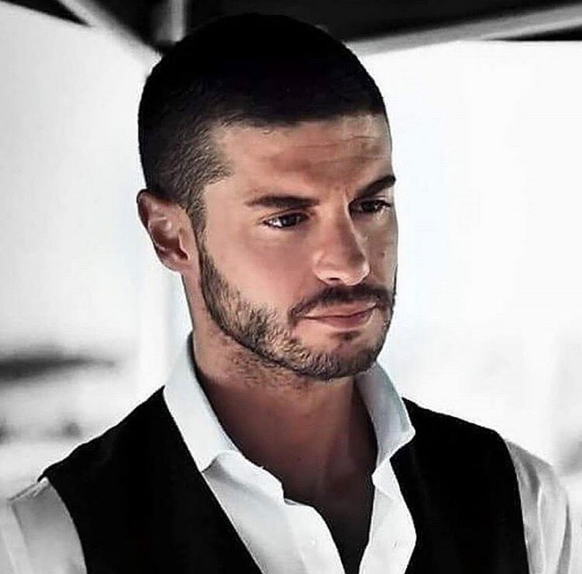 Джан Текин (Берк Октай) / источник фото: кадр из сериала «Статус отношений: Запутанно»