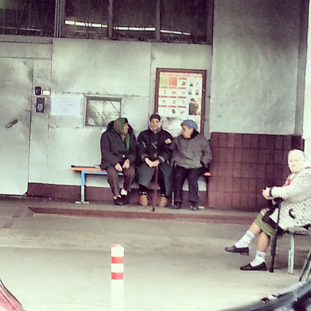 Сторожат алкашей и наркоманов