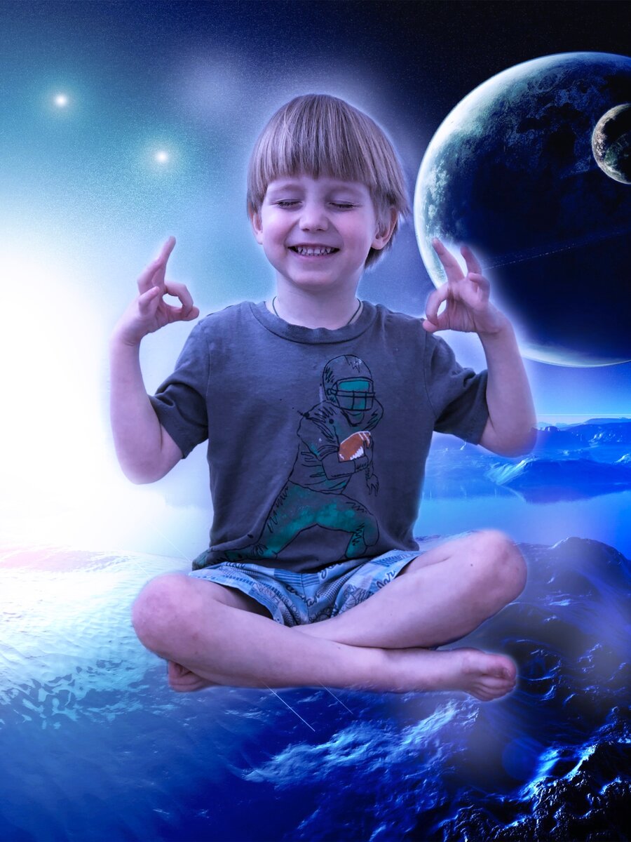 Малыш попросил сделать фото, как он слушает космос.