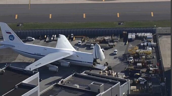 На фото из сети: Наш Ан-124 на разгрузке в аэропорту Нью-Йорка JFK...