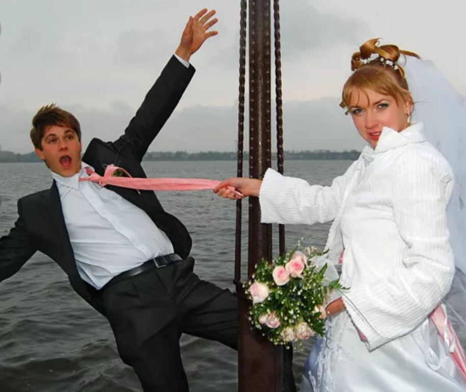 Далекий жених. Самые смешные свадьбы. Смешные жених и невеста. Смешные Свадебные костюмы. Смешные фото жениха и невесты.