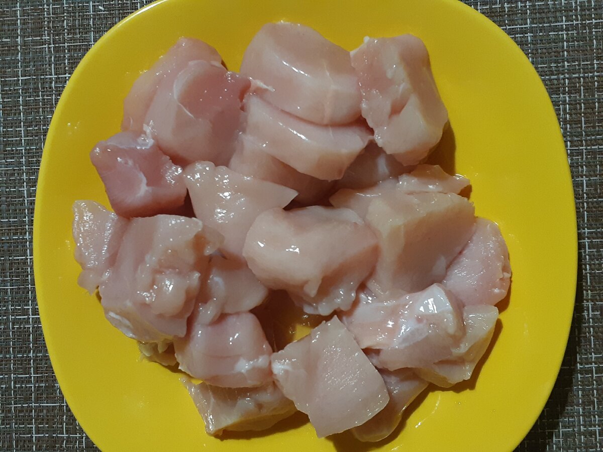 Нарезаем крупными кусочками 300 грамм  охлажденного куриного филе