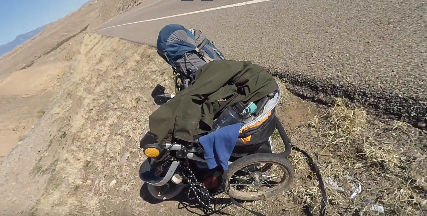 Все имущество путешественника. Здесь и палатка, и портативная плитка, и даже ноутбук.