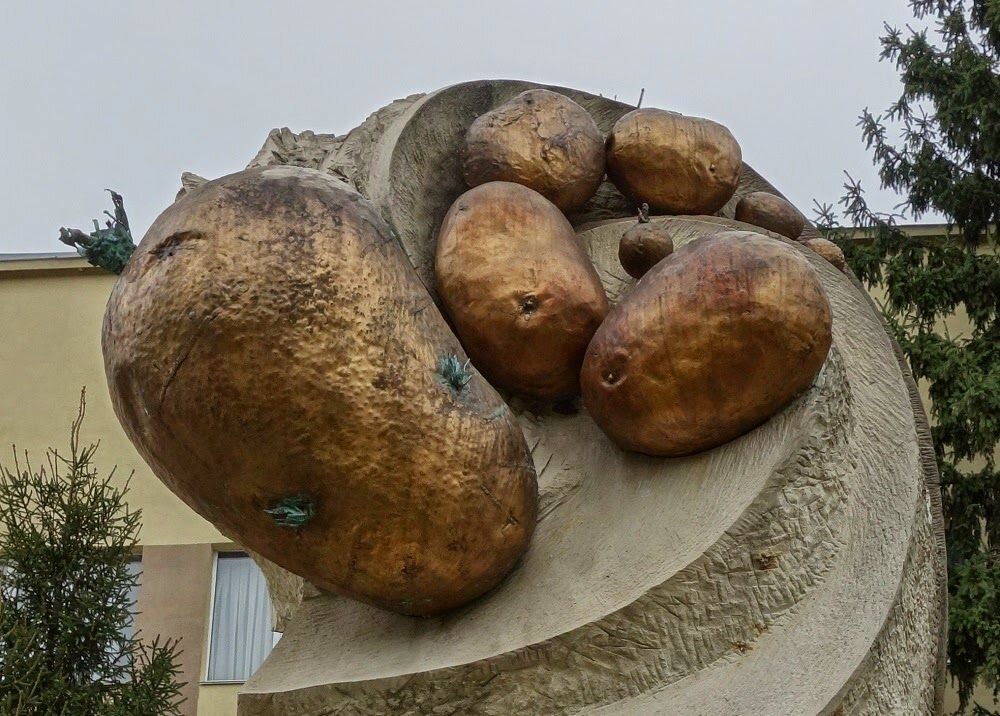 Памятник картошке, с. Немешаево, Киевская область 