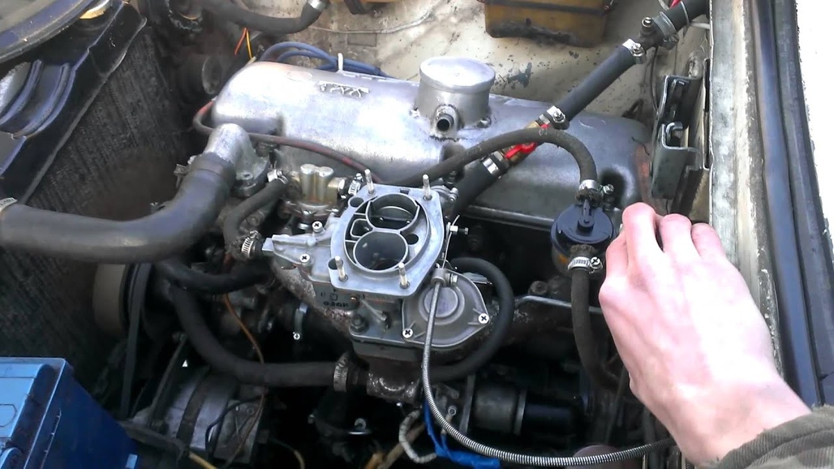 Карбюратор автомобиля ВАЗ 2105. Источник фото: https://bumper.guru/
